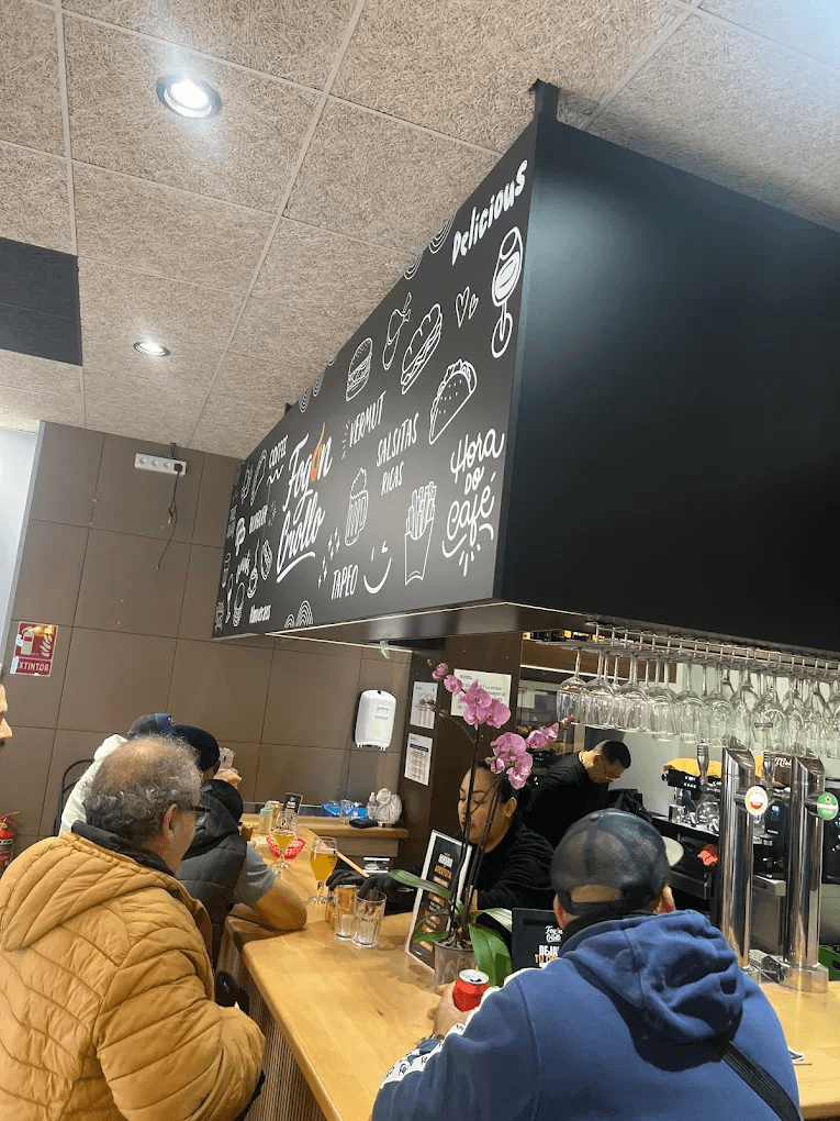 Ambiente y barra de Fogón Criollo con clientes disfrutando