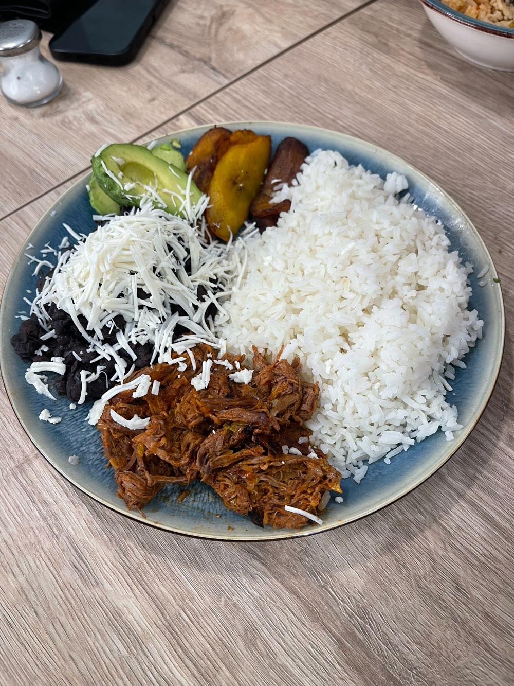 Pabellón Criollo con aguacate en Fogón Criollo