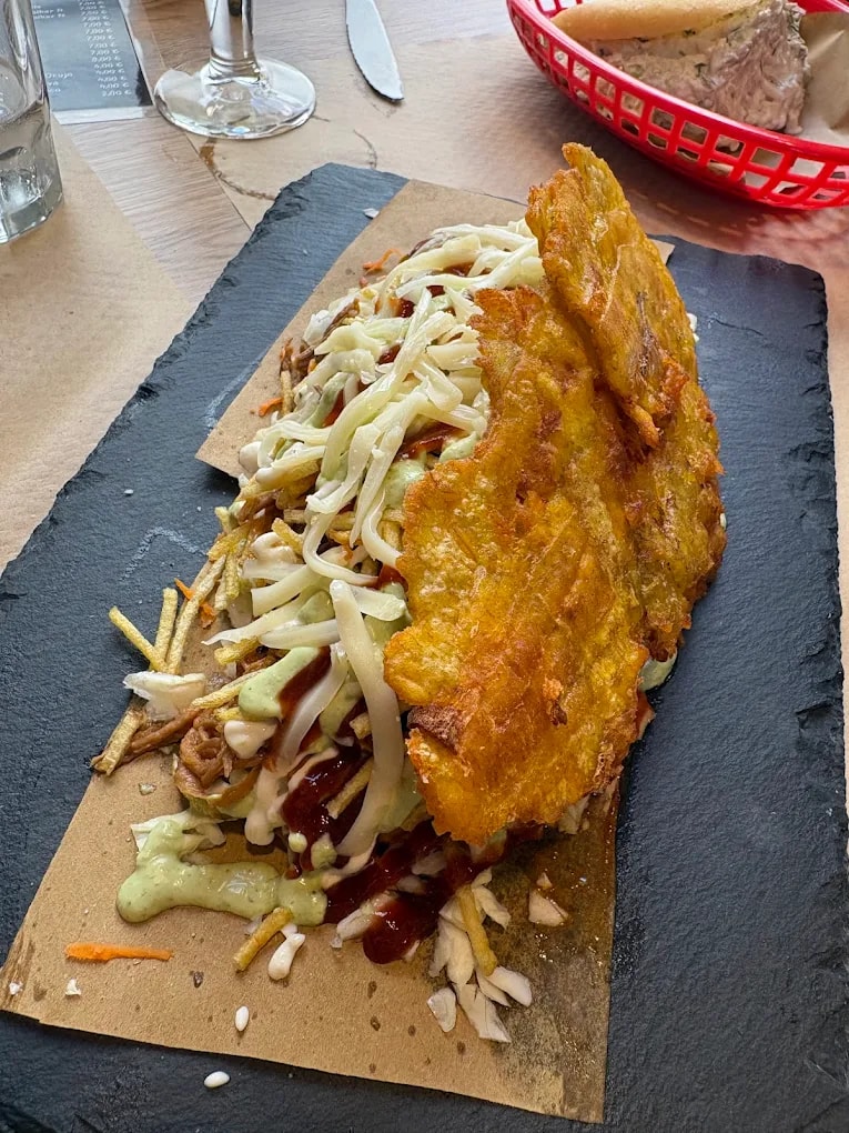Patacón de Fogón Criollo — plátano verde frito relleno al estilo venezolano